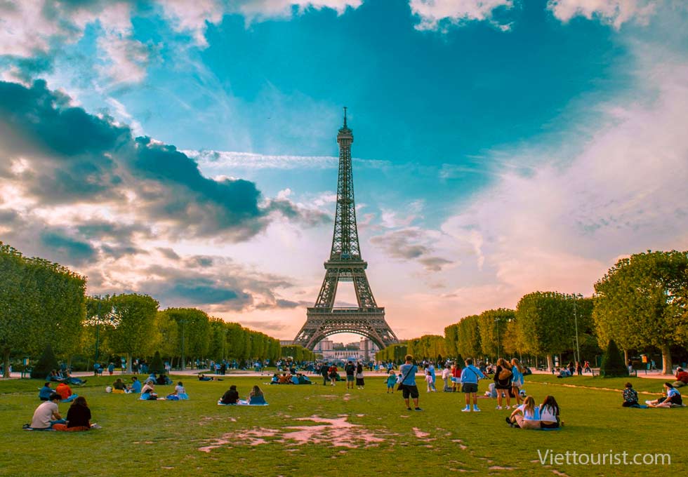 Mùa Thu Nước Pháp – Lãng Mạn Lá Vàng & Lễ Hội Rượu Vang Độc Đáo