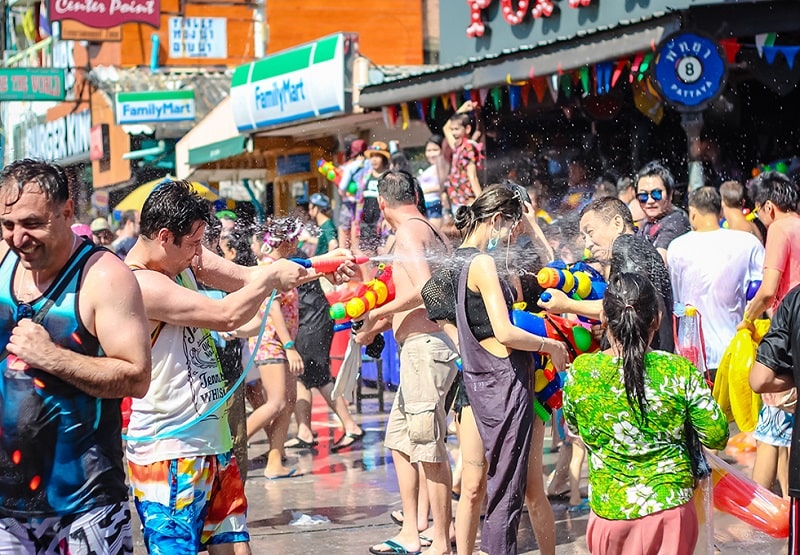 Lễ hội Té nước ở Lào - Campuchia - Thái Lan có gì khác?