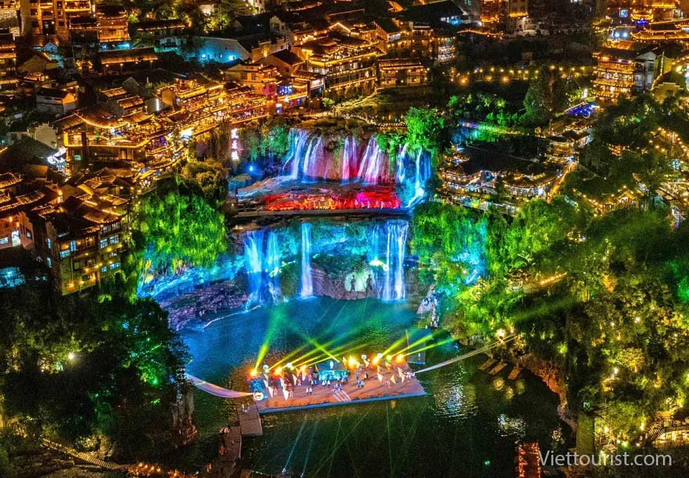 PHÙ DUNG - CỔ TRẤN NGỦ TRÊN THÁC NƯỚC