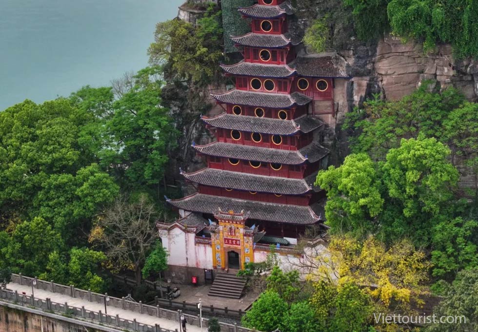 THẠCH BẢO TRẠI - NGÔI ĐỀN NỔI TRÊN SÔNG DƯƠNG TỬ