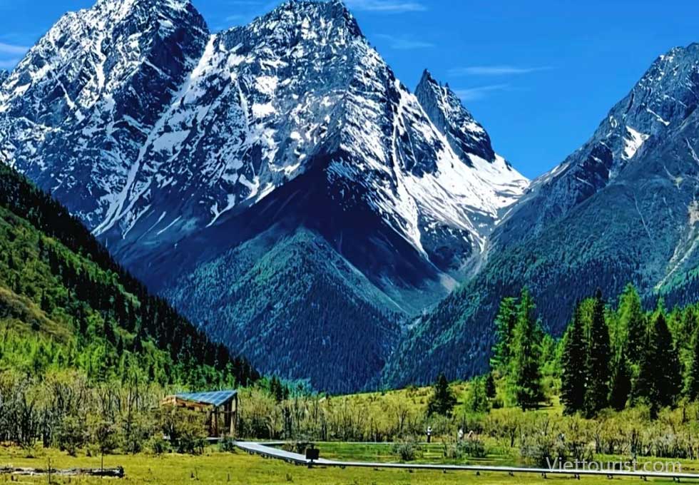 Núi Tứ Cô Nương: Khám Phá Alps Của Đông Phương Hùng Vĩ Giữa Lòng Tứ Xuyên
